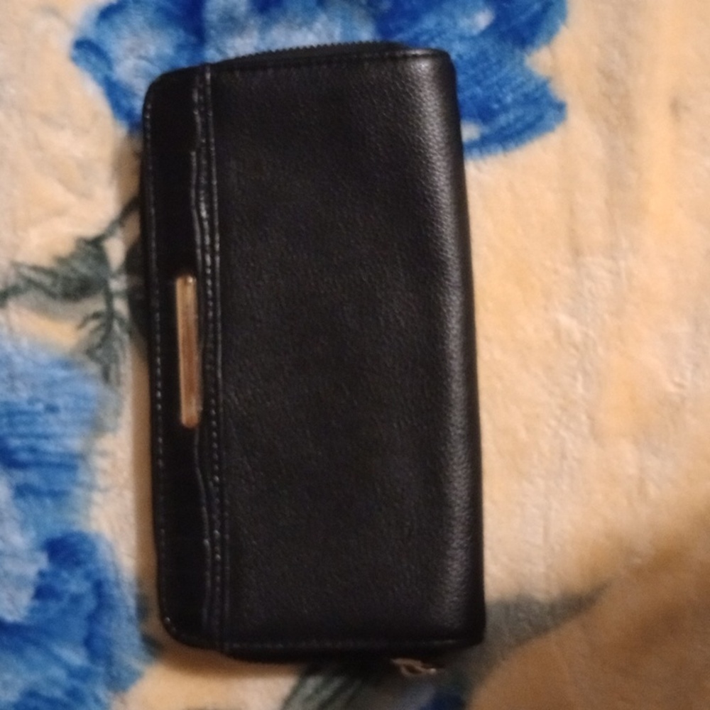 It's a simple wallet but it can hold a lot of stuff😌